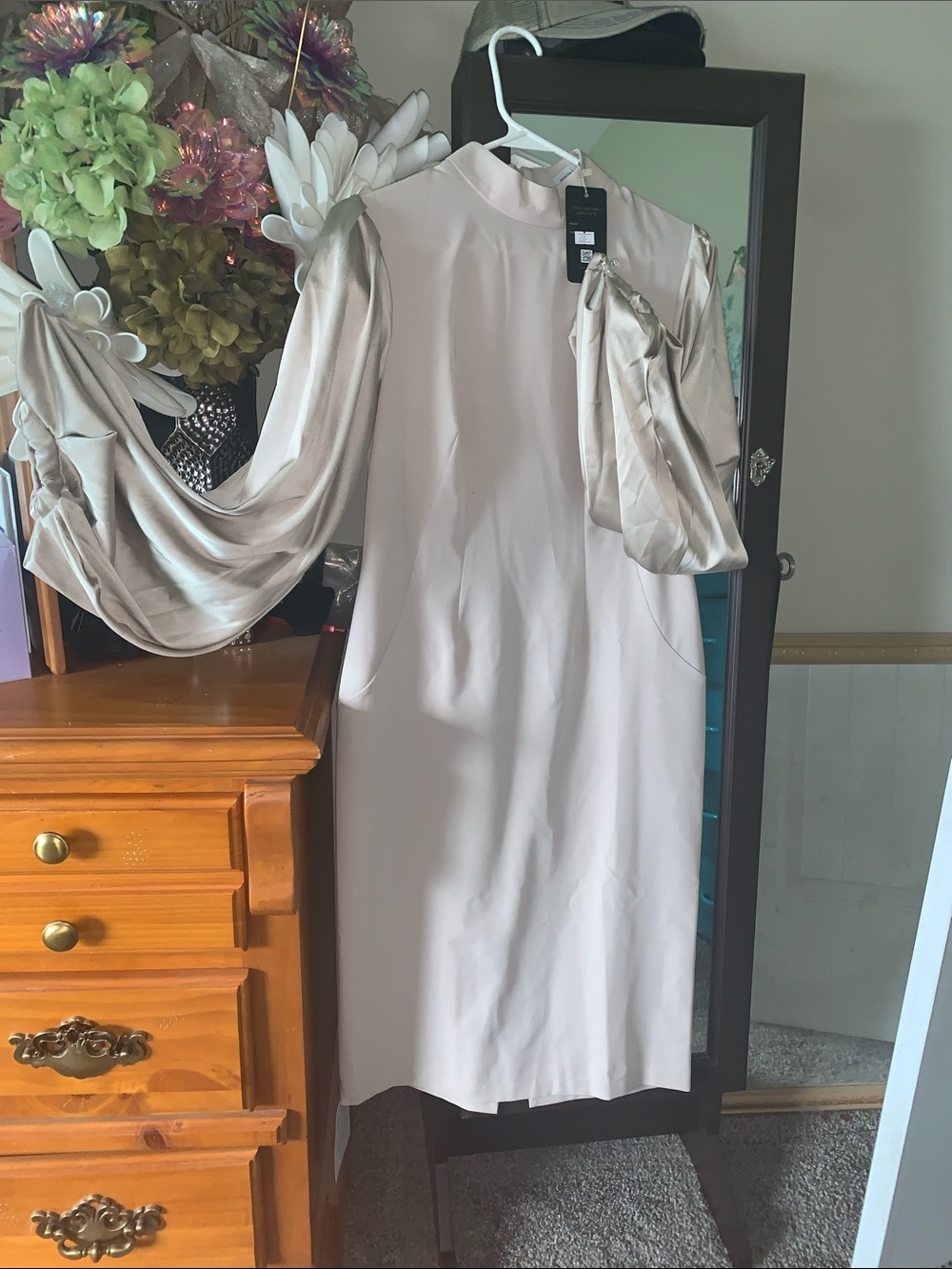 Elegant Women's Blush Satin-Sleeve Shift Dress